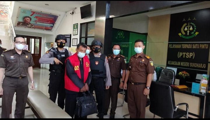 Tim Jaksa penyidik Tindak Pidana Korupsi Kejaksaan Negeri Sukoharjo telah melaksanakan Penyerahan Tersangka dan Barang Bukti Tahap II Tindak Pidana Korupsi Penyalahgunaan Dana Kredit Nasabah pada PD BKK Sukoharjo cabang Weru tahun 2016 sampai dengan 2019