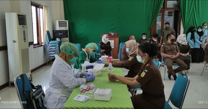 Seluruh Pegawai Kejaksaan Negeri Sukoharjo Melaksanakan Rapid Test sebagai Screening  Monitoring dan Pencegahan Penyebaran Covid 19